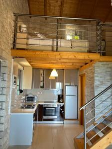 uma cozinha com electrodomésticos brancos e um loft em Sun Castle Houses em Drymon