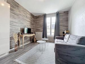 TV a/nebo společenská místnost v ubytování Studio Chantilly Gare