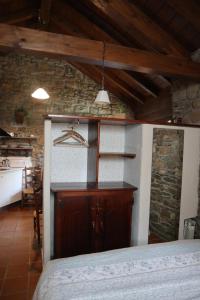 a room with a kitchen and a counter in a room at Casa Chidro in Buesa