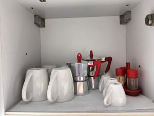 Una cocina con cuatro urinarios blancos y un mezclador. en I meridiani, en Montesilvano