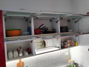 un estante de cocina con platos y utensilios. en I meridiani, en Montesilvano
