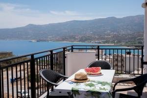 锡蒂亚Vista Mare的阳台顶部的一张带帽子的桌子