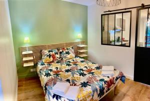 安锡Appartement ALBIGNY Centre Lac Annecy的卧室里有一张铺着花卉床罩的床
