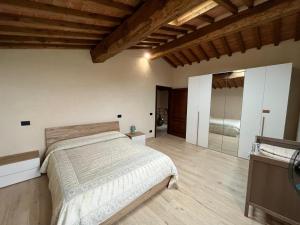 a bedroom with a large bed and a mirror at Villino Giulio in Duddova