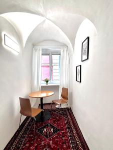 a room with a table and chairs and a window at Franziskaner Suites #8 in Graz