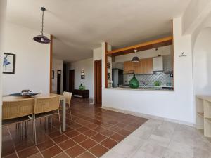 kuchnia i jadalnia ze stołem i krzesłami w obiekcie Bouganville Home w mieście Vietri sul Mare