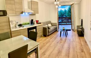 安锡Appartement ALBIGNY Centre Lac Annecy的配有沙发和桌子的厨房和客厅