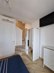 TV a/nebo společenská místnost v ubytování Il paradiso sul mare