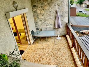 安锡Appartement ALBIGNY Centre Lac Annecy的带桌子和遮阳伞的露台