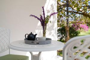 フランシュホークにあるLavender Farm Boutique Guest Houseの茶器