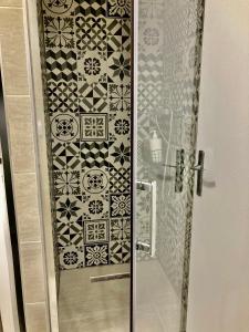 Appartement ALBIGNY Centre Lac Annecy的一间浴室