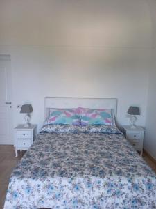 a bed in a bedroom with two nightstands and two lamps at La Casa di Pitti in Anacapri