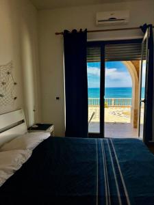 Postel nebo postele na pokoji v ubytování Il paradiso sul mare