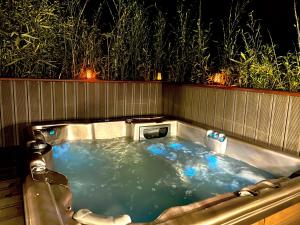 a jacuzzi tub in a backyard at night at Appartement en bord de lac avec jaccuzi in Publier