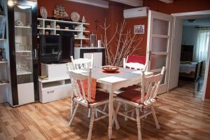 a dining room with a table and chairs at Apartman Nives in Lubenice
