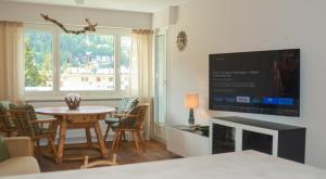 TV a/nebo společenská místnost v ubytování SWISSME - Neu-Seeblick-Balkon-Parkplatz-Nahe Bergbahn