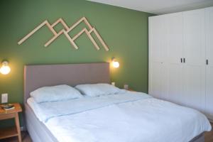 Postel nebo postele na pokoji v ubytování SWISSME - Neu-Seeblick-Balkon-Parkplatz-Nahe Bergbahn