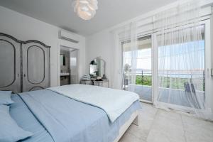 Un dormitorio con una cama grande y una ventana grande. en Villa Viamo, en Cesarica 31 fotos más