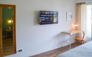 TV a/nebo společenská místnost v ubytování SWISSME - Neu-Seeblick-Balkon-Parkplatz-Nahe Bergbahn