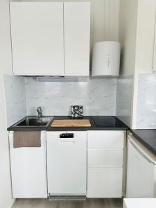 Η κουζίνα ή μικρή κουζίνα στο Valoisa yksiö 7km Himokselta