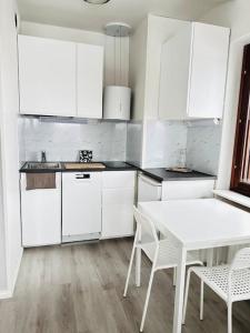 Η κουζίνα ή μικρή κουζίνα στο Valoisa yksiö 7km Himokselta