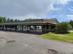 an empty parking lot in front of a building at Pohjoiskeskus 9 in Oulu