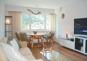 TV a/nebo společenská místnost v ubytování SWISSME - Neu-Seeblick-Balkon-Parkplatz-Nahe Bergbahn