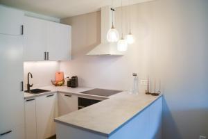 Kuchyň nebo kuchyňský kout v ubytování SWISSME - Neu-Seeblick-Balkon-Parkplatz-Nahe Bergbahn