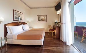 Postel nebo postele na pokoji v ubytování Atilius Hotel & Suites