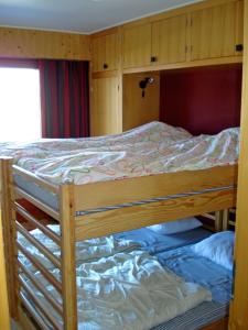 drewnianym łóżkiem piętrowym w pokoju z: w obiekcie Greppon Blanc A2 w mieście Nendaz