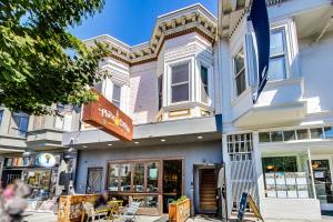 ein Gebäude auf einer Straße mit einem Geschäft in der Unterkunft 4br2ba Remodeled Home In The Heart Of The Castro! in San Francisco