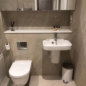 Koupelna v ubytování Homestay SW6 Near Central London! A Plus Double Bed and Private Bath