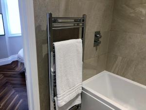 Koupelna v ubytování Homestay SW6 Near Central London! A Plus Double Bed and Private Bath