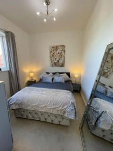 Ένα ή περισσότερα κρεβάτια σε δωμάτιο στο Millbank Cottage, Kidderminster