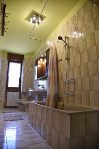 y baño con ducha y bañera grande. en Cascina Speronetti, en Canale