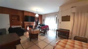 Televiisor ja/või meelelahutuskeskus majutusasutuses Casa Elvira