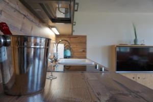 a kitchen with a trash can on a wooden table at 5Sterne Ferienwohnung im Fachwerk mit Bergblick in Alleinlage und großem Garten, Infrarotkabine in Humberg