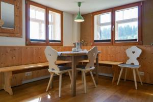 a dining room with a table and two chairs at 5Sterne Ferienwohnung im Fachwerk mit Bergblick in Alleinlage und großem Garten, Infrarotkabine in Humberg