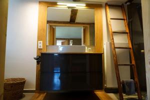 ein Raum mit einer Theke, einem Spiegel und einer Leiter in der Unterkunft 5Sterne Ferienwohnung im Fachwerk mit Bergblick in Alleinlage und großem Garten, Infrarotkabine in Humberg + 68 Fotos