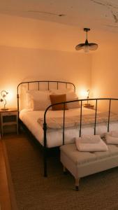 una camera da letto con un letto con due lampade sopra di Maison les Bleuets - Hot tub a Magny-Lambert