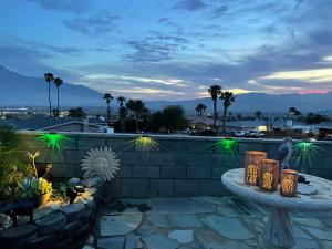 Πισίνα στο ή κοντά στο Mineral Saltwater Solar heated Pool & Spa Oasis with mountain views and Koi pond