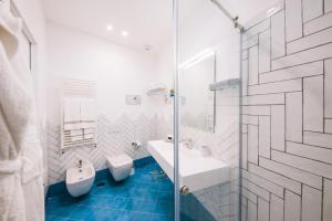 ein Bad mit einem WC, einem Waschbecken und einer Dusche in der Unterkunft Palazzo Pascal in Scala