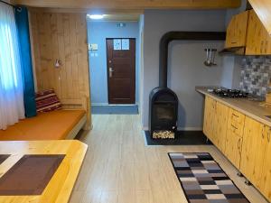 eine Küche mit einem Holzofen in einem Zimmer in der Unterkunft SKH RLS, 3 apartments, 5 bedrooms in Praid + 31 Fotos