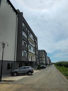 ein Auto, das auf einem Parkplatz neben einem Gebäude parkt in der Unterkunft Studio Miru in Agigea