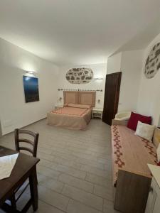 una grande camera con letto e tavolo e sedie di Domo Acabara ad Alghero