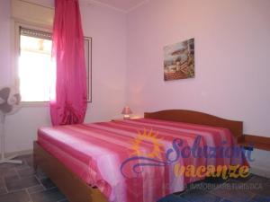 グラネッリにあるCasa Lilianaのベッドルーム1室(ピンクの毛布付きピンクベッド1台付)