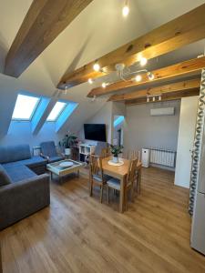 兹邦申Apartament_Zbąszyń的带沙发和桌子的客厅