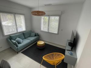 a living room with a couch and a table at La maison des Lilas in Aix-en-Provence