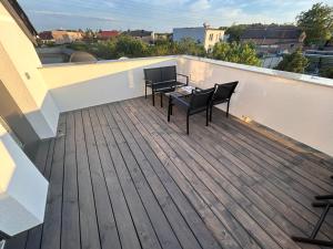 兹邦申Apartament_Zbąszyń的一个带两把椅子和一张桌子的庭院