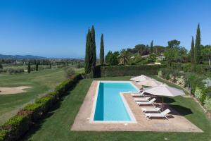 an outdoor swimming pool with umbrellas and lounge chairs at Il Mirto nel Borgo Santa Chiara in Gavorrano